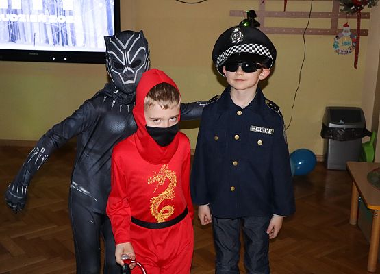 uczniowie w przebraniach