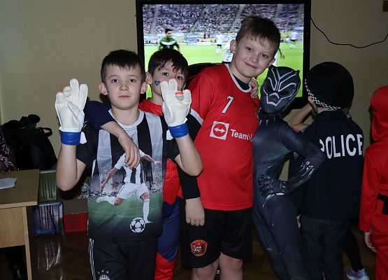 chłopcy prezentują swoje karnawałowe przebrania