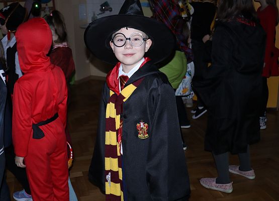 uczniowie w przebraniach