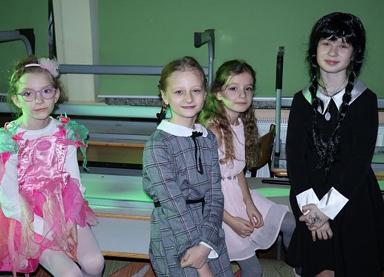 uczniowie w przebraniach