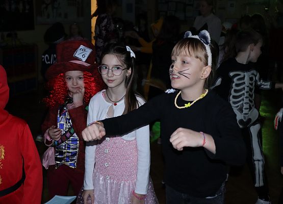 uczniowie w przebraniach