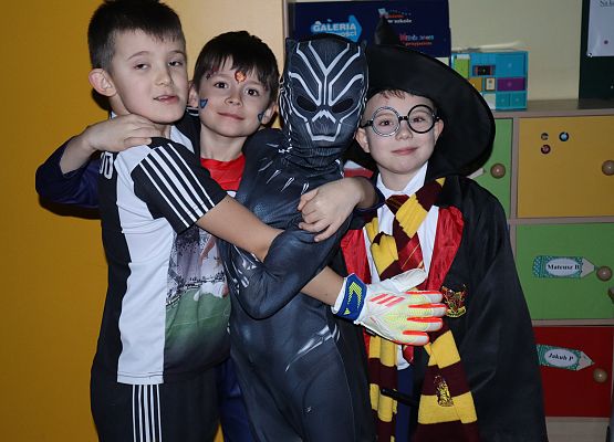 trze chłopcy w karnawałowych strojach