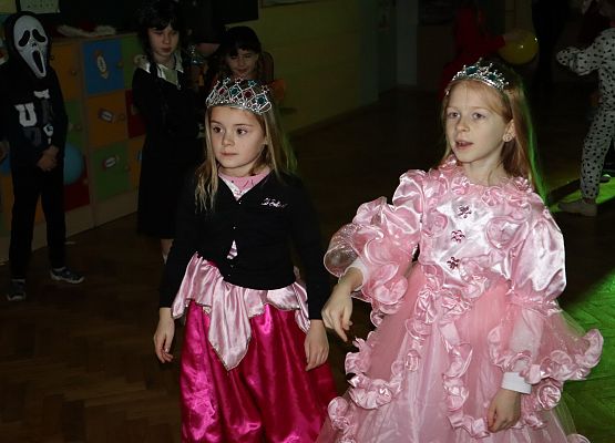 uczniowie w bajkowych przebraniach