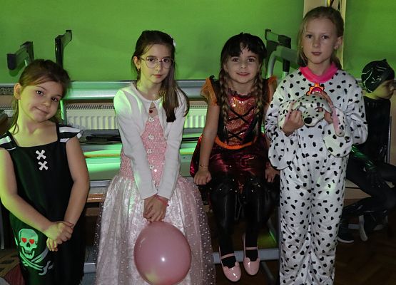 uczniowie w karnawałowych strojach