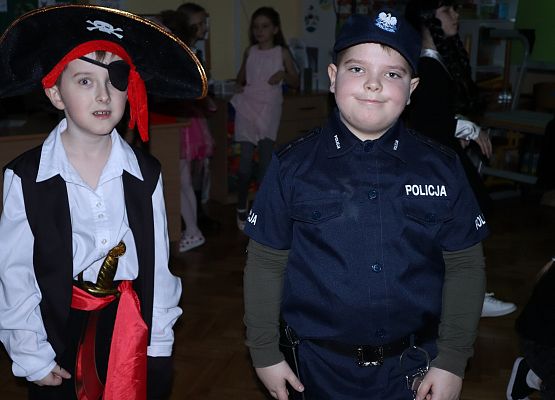 uczniowie w przebraniach