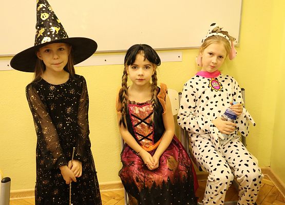 uczniowie w karnawałowych strojach