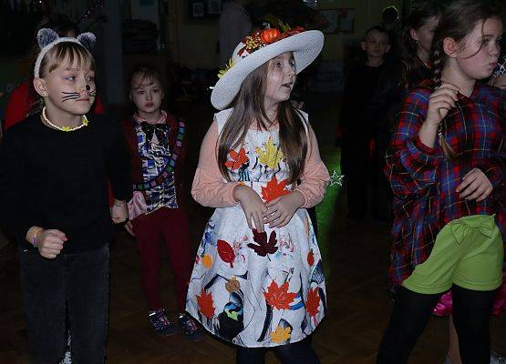 Uczniowie tańczą na balu