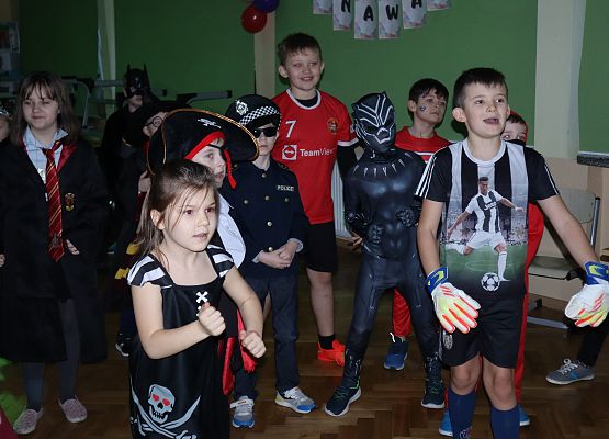 Uczniowie tańczą na balu