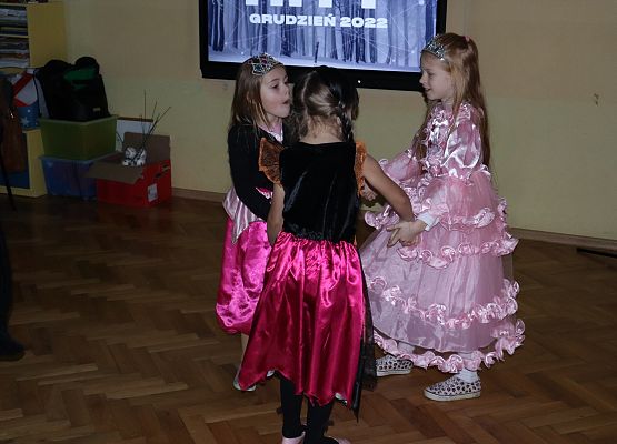 Uczennice  tańczą na balu