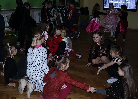 Uczniowie tańczą na balu