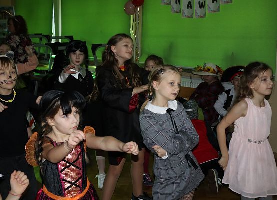 Uczniowie tańczą na balu