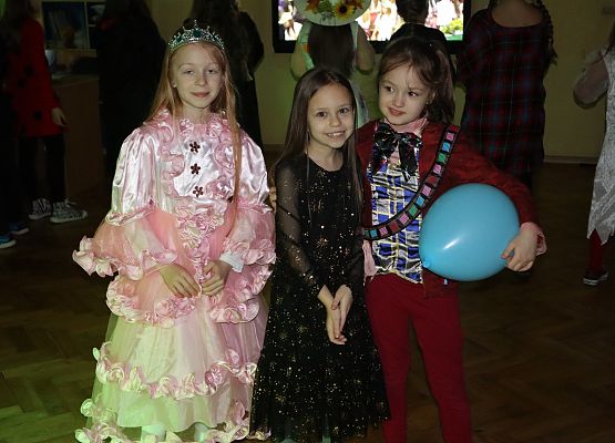 trzy dziewczynki prezentują swoje karnawałowe stroje