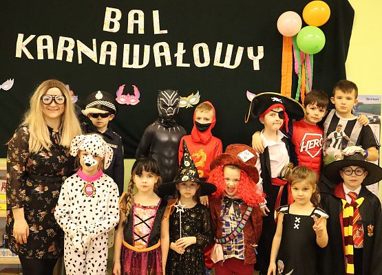 zdjęcie grupowe uczestników balu