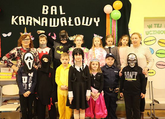 zdjęcie grupowe uczestników balu