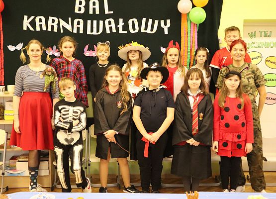 zdjęcie grupowe uczestników balu