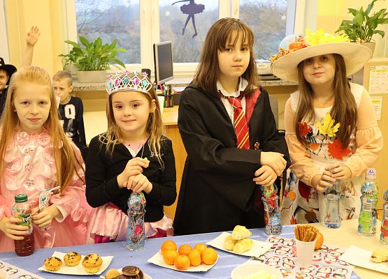 uczniowie podczas poczęstunku