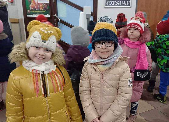 Dzieci stoją w konie  przed wejściem do sali kinowej