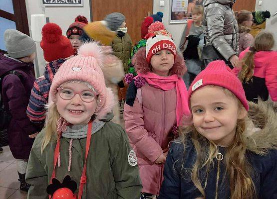 Dzieci wychodzą z kina