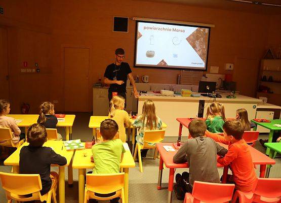 Uczniowie oglądają prezentację w Centrum Nauki Experyment w Gdyni.