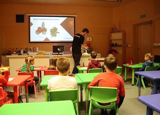 Uczniowie oglądają prezentację w Centrum Nauki Experyment w Gdyni.