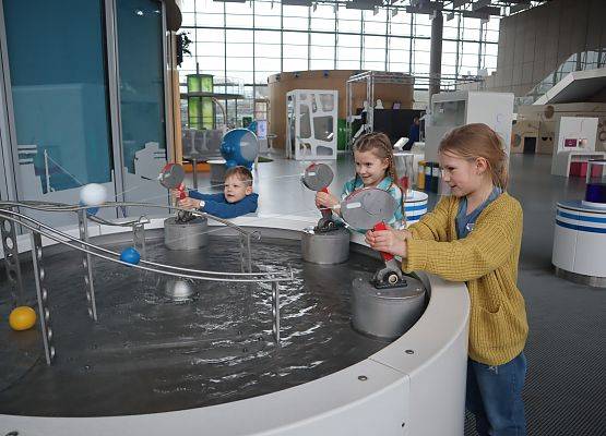 Uczniowie w Centrum Nauki Experyment w Gdyni.