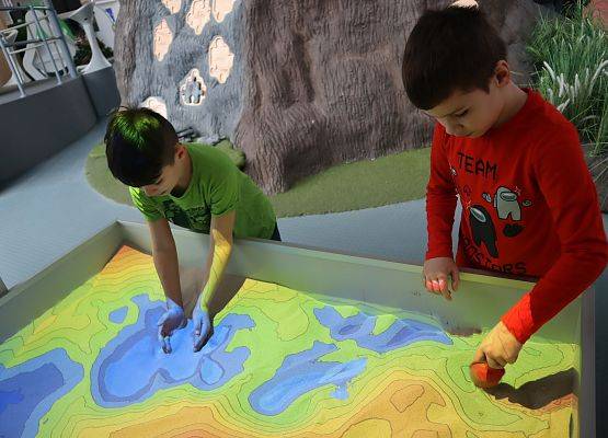 Uczniowie w Centrum Nauki Experyment w Gdyni.