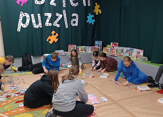 Uczniowie układają puzzle