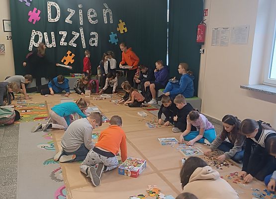 Uczniowie układają puzzle
