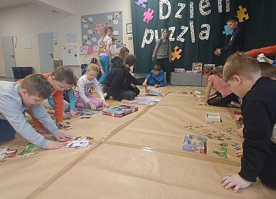 Uczniowie układają puzzle
