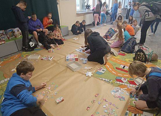 Uczniowie układają puzzle