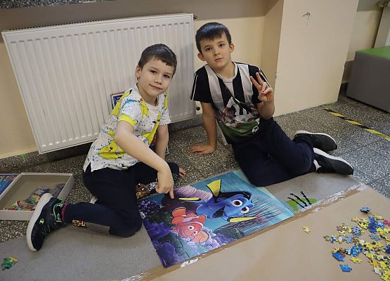 Uczniowie układają puzzle