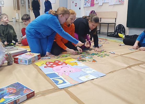 Uczniowie układają puzzle