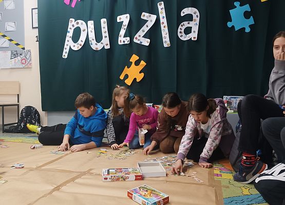 Uczniowie układają puzzle