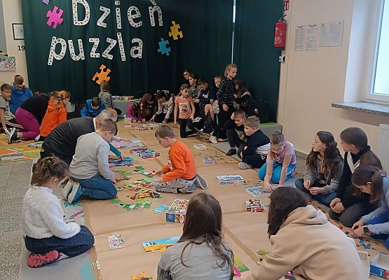 Uczniowie układają puzzle