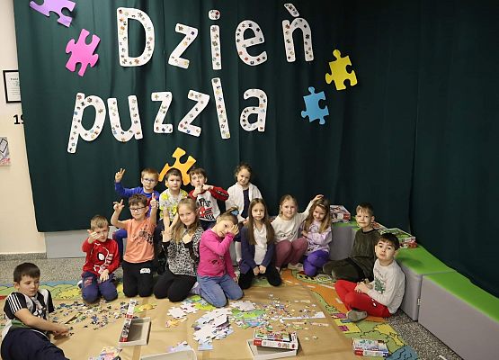 Uczniowie układają puzzle