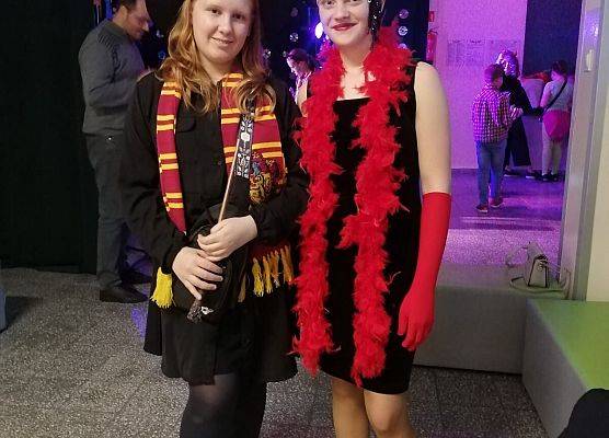 uczennice prezentują swoje stroje karnawałowe