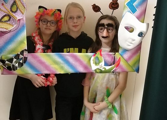 dziewczynki w fotobudce