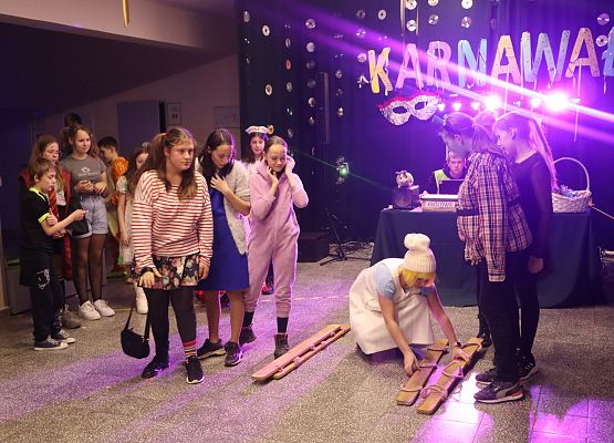 dzieci przygotowują się do konkursu