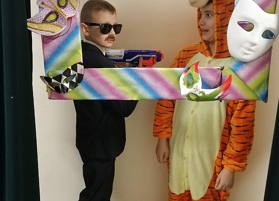 chłopcy w fotobudce