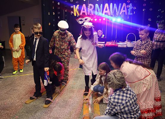 uczniowie przygotowują się do konkursu