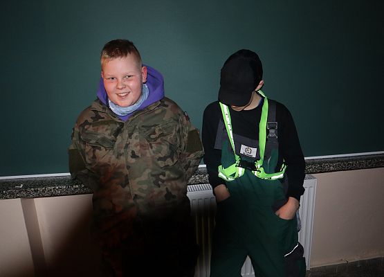 dwaj uczniowie stoją i prezentują swoje stroje