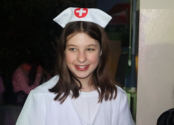 uczennica w stroju pielęgniarki