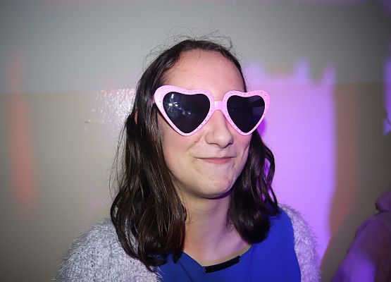 uczennica w okularach