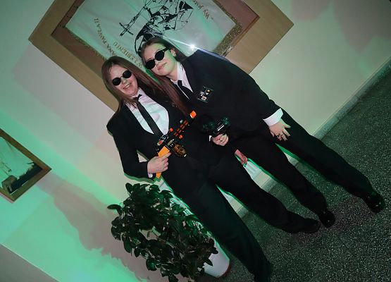 dwie uczennice prezentują swoje stroje