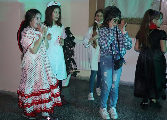uczennice tańczą