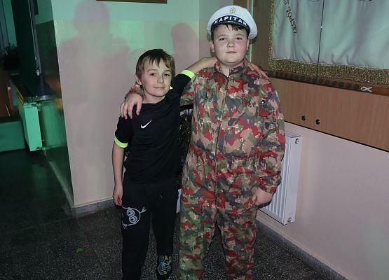 dwaj uczniowie stoją i prezentują swoje stroje