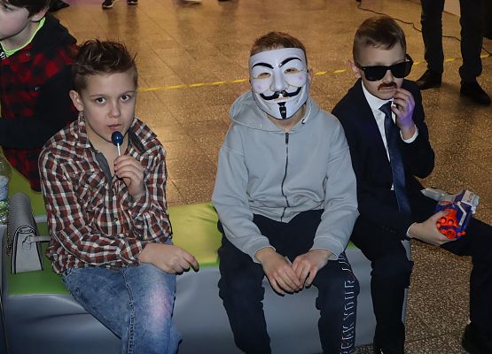 uczniowie odpoczywają