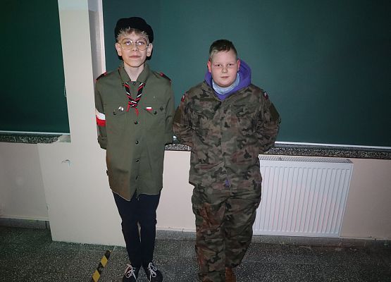 dwaj chłopcy prezentują swoje stroje karnawałowe