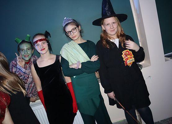 uczennice prezentują swije przebrania karnawałowe