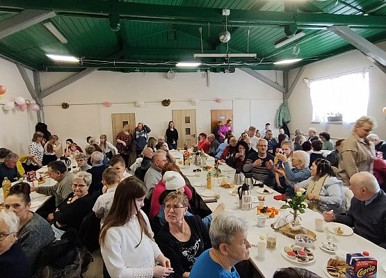 Zaproszeni goście siedzą przy stole